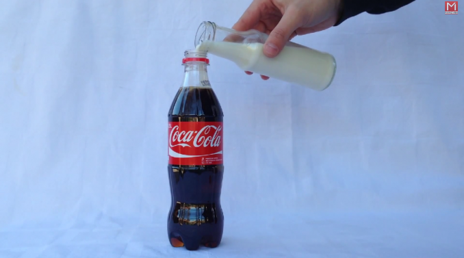 ¿Qué pasa si se mezcla leche con Coca-Cola?