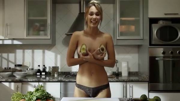 Enseña a cocinar desnuda y arrasa en YouTube