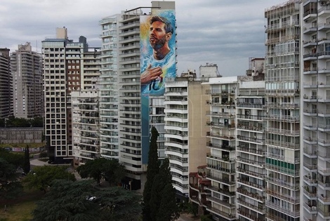Imagen de Inauguran el mayor mural de Rosario en homenaje a Messi