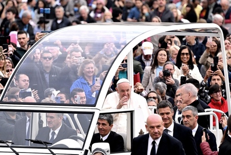 Para el Papa, la verdadera paz, que es fruto del diálogo, no se obtiene con las armas". Foto: AFP.