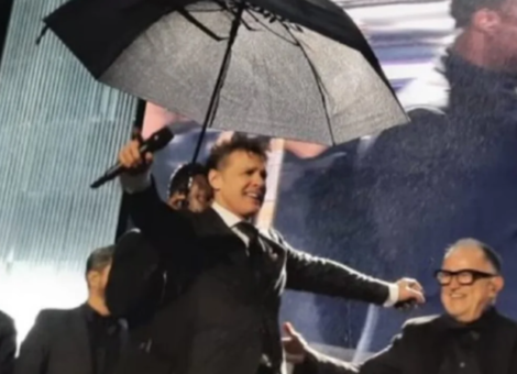 Imagen de Luis Miguel cantó bajo la lluvia para sus fanáticas