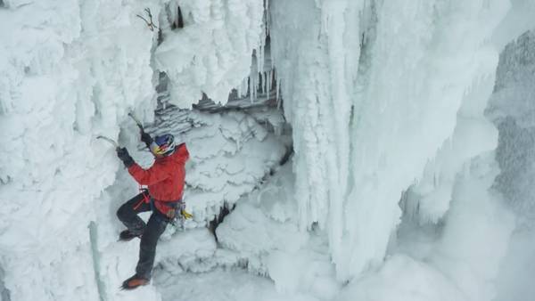 Impresionante. El primer hombre que ascendi&oacute; las Cataratas del Ni&aacute;gara congeladas.