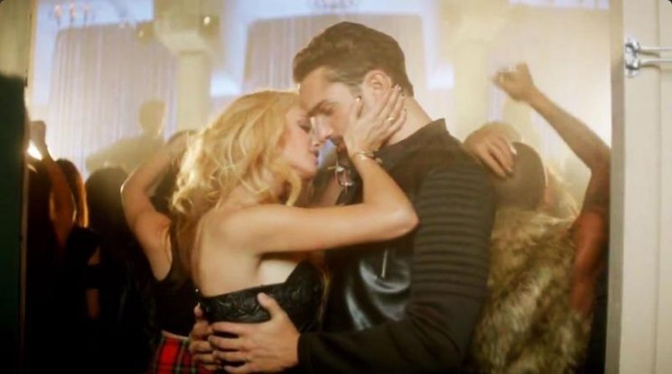 Imagen de Paulina Rubio vuelve al ruedo con un videoclip muy er&oacute;tico