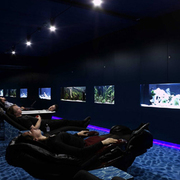 Google tiene una zona relax con luz tenue, camillas y peces.