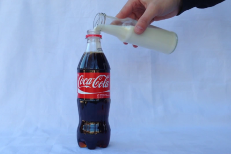 ¿Qué pasa si se mezcla leche con Coca-Cola?
