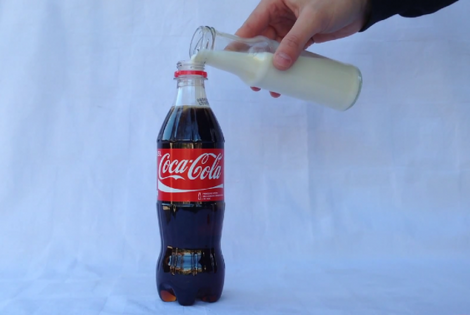 &iquest;Qu&eacute; pasa si se mezcla leche con Coca-Cola?