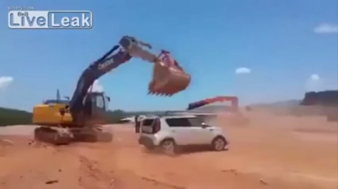 Imagen de No le pagaron el sueldo y aplast&oacute; un auto