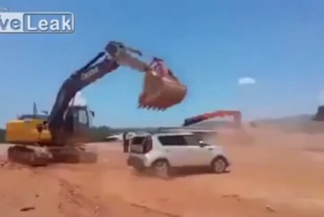 Imagen de No le pagaron el sueldo y aplastó un auto Imagen de No le pagaron el sueldo y aplastó un auto