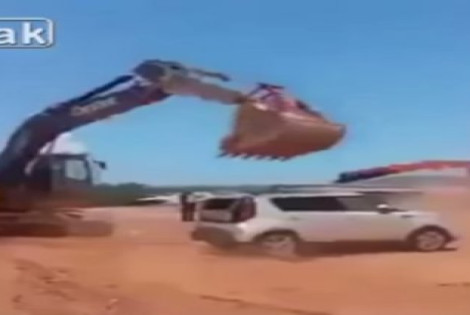 Imagen de No le pagaron el sueldo y aplast&oacute; un auto