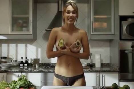 Enseña a cocinar desnuda y arrasa en YouTube