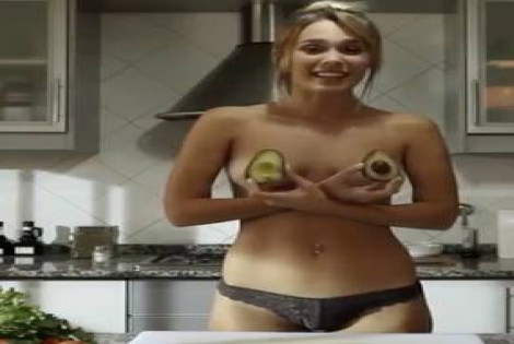 Ense&ntilde;a a cocinar desnuda y arrasa en YouTube