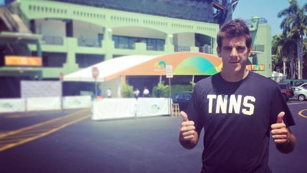 Pulgares arriba de Del Potro para celebrar su vuelta al circuito. (Foto: @delpotrojuan) Pulgares arriba de Del Potro para celebrar su vuelta al circuito. (Foto: @delpotrojuan)