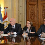 El gobernador Antonio Bonfatti junto a los ministros de Justicia y Derechos Humanos, Juan Lewis; y de Gobierno y Reforma del Estado, Rubén Galassi; y la intendenta Mónica Fein.