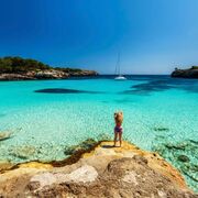 Una bañista en Cala Macarella, Menorca. / GETTY