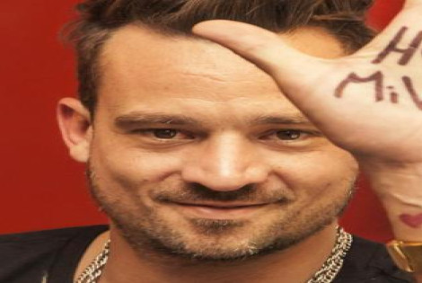 Imagen de El chano, lider de Tan Bionica choc&oacute; y fue golpeado