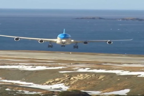 Imagen de Avi&oacute;n de Aerol&iacute;neas aterriza con viento cruzado