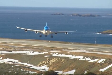 Imagen de Avi&oacute;n de Aerol&iacute;neas aterriza con viento cruzado