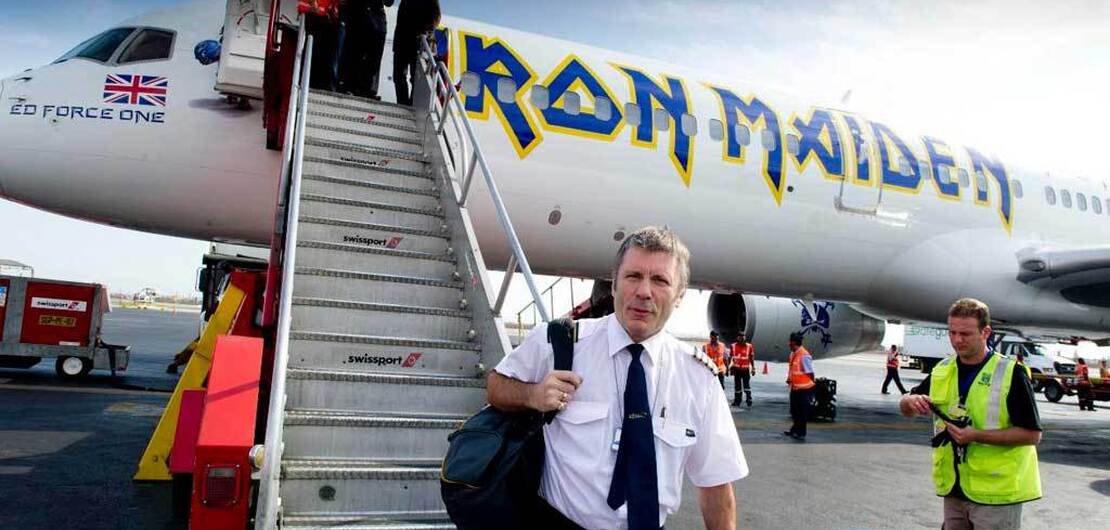 Imagen de El l&iacute;der de Iron Maiden pilotea avion con fans