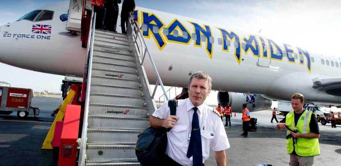 Imagen de El l&iacute;der de Iron Maiden pilotea avion con fans