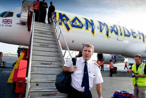 Imagen de El líder de Iron Maiden pilotea avion con fans