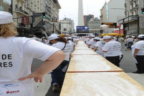 Imagen de La pizza m&aacute;s larga con fines solidarios