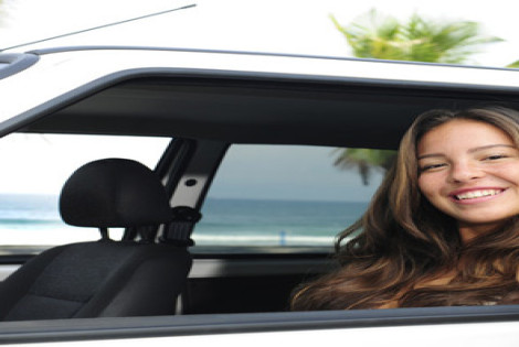 Imagen de La mujer al volante y el hombre de copiloto