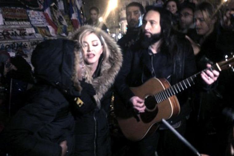 Imagen de Madonna sorprendi&oacute; cantando por las v&iacute;ctimas del atentado