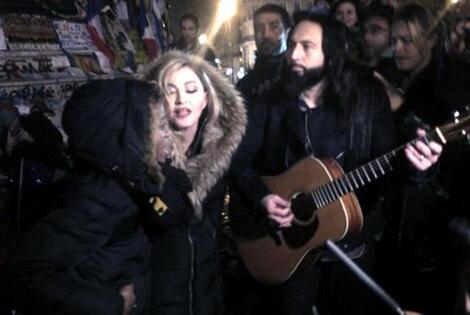 Imagen de Madonna sorprendió cantando por las víctimas del atentado