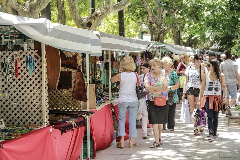 Por 5º año consecutivo se realiza la Feria Muy Navideña Sec. de Cultura y Educación (Guillermo Turin)