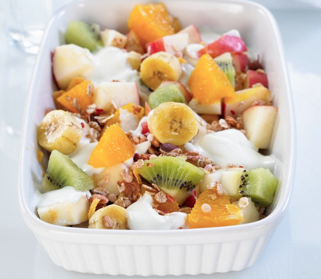 Imagen de Ensaladas, s&aacute;ndwiches, frutas y yogur, ante el calor