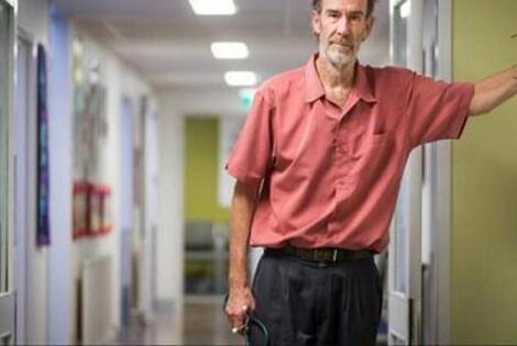El doctor Alan Kenny necesita ayuda en su clínica rural (NZ Herald) (La Vanguardia)