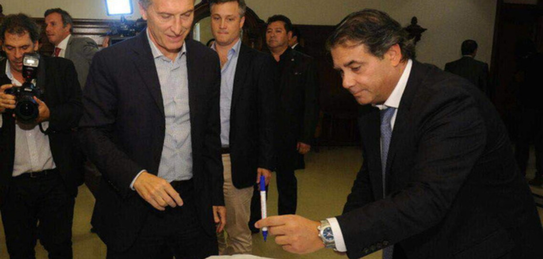 Imagen de Macri firm&oacute; la Bandera Argentina para el Museo Internacional para la Democracia.