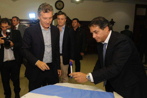 Imagen de Macri firmó la Bandera Argentina para el Museo Internacional para la Democracia.
