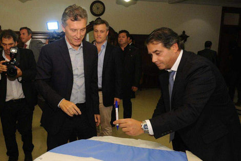 Imagen de Macri firm&oacute; la Bandera Argentina para el Museo Internacional para la Democracia.