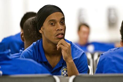 Imagen de Ronaldinho se retira del f&uacute;tbol