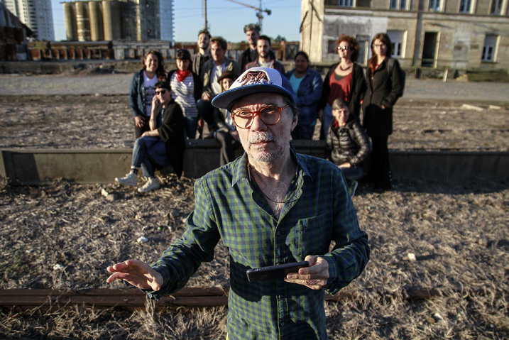 Imagen de El stand de Argentina junto al artista Marcos L&oacute;pez