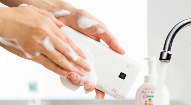 Imagen de Lanzar&aacute;n un smartphone que se puede lavar