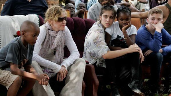 Imagen de Madonna adoptó dos niñas de Malawi