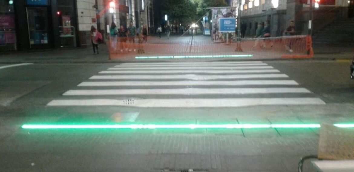 Imagen de El primer semáforo peatonal de piso del país