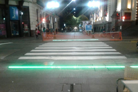 Imagen de El primer sem&aacute;foro peatonal de piso del pa&iacute;s