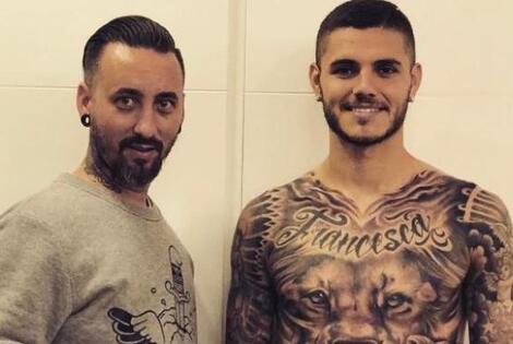 Imagen de Icardi y un enorme tatuaje dedicado a sus hijas