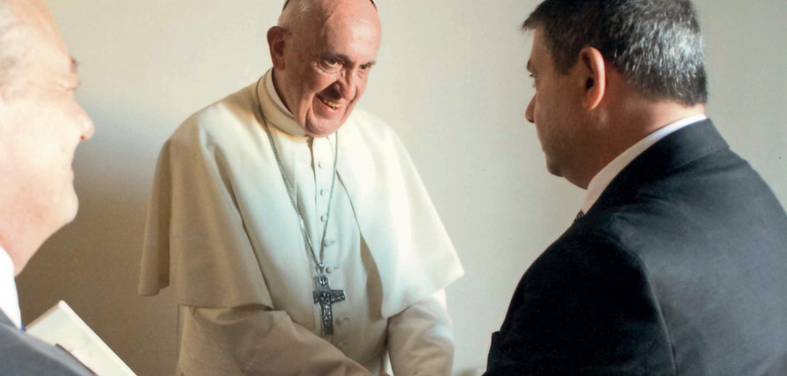Guillermo Whpei junto al Papa Francisco