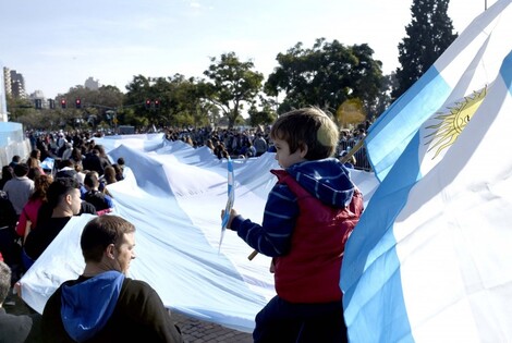 Imagen de M&aacute;s de 5.000 rosarinos en un hist&oacute;rico desfile c&iacute;vico