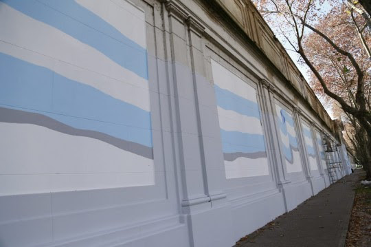 Imagen de La ciudad suma intervenciones art&iacute;sticas en celeste y blanco
