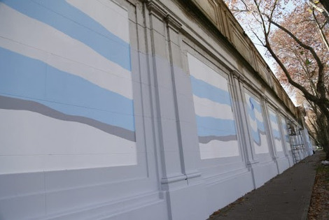 Imagen de La ciudad suma intervenciones art&iacute;sticas en celeste y blanco