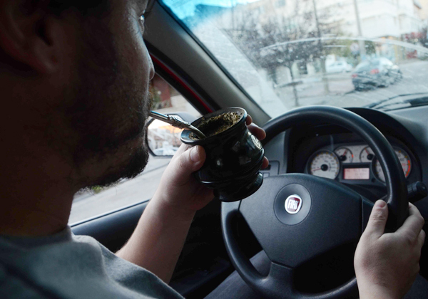 Imagen de &iquest;te parece bien tomar mate cuando conduc&iacute;s?