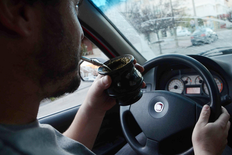Imagen de &iquest;te parece bien tomar mate cuando conduc&iacute;s?