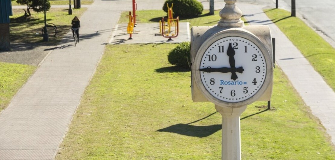 Reloj público restaurado en la Plaza Alberdi - Juan Pablo Allegue