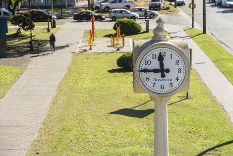 Reloj público restaurado en la Plaza Alberdi - Juan Pablo Allegue