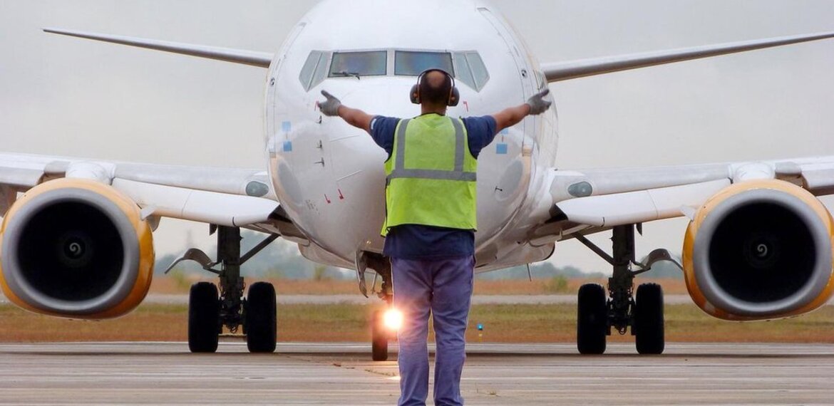 Twitter @flybondioficial Twitter @flybondioficial